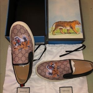 !GUCCI TIGER SLIP-ON SHOES!